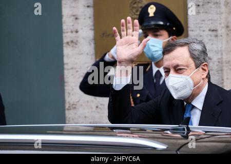 Mauro Scrobogna /LaPresse 20 maggio 2021 Roma, Italia Politica Palazzo Chigi - Governo - Decreto d'impresa nella foto: Il primo Ministro Mario Draghi all'uscita della conferenza stampa sul Decreto d'impresa Foto Stock