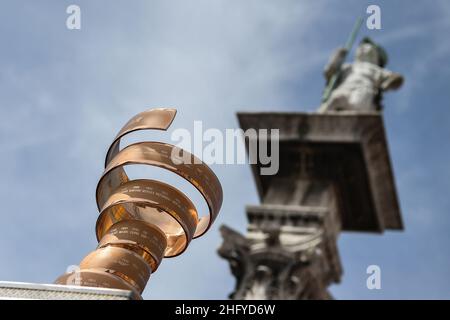 Marco Alpozzi/LaPresse 21 maggio 2021 Ravenna, Italia Sport Cycling giro d'Italia 2021 - edizione 104th - Stage 13 - da Ravenna a Verona nella foto: Miss con Trofeo senza fine Foto Stock