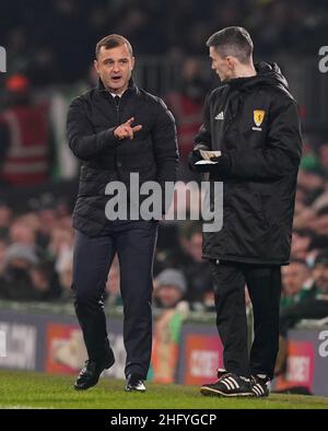 Shaun Maloney (a sinistra), il manager iberniano, parla con il quarto ufficiale durante la partita della Cinch Premiership al Celtic Park di Glasgow. Data foto: Lunedì 17 gennaio 2022. Foto Stock