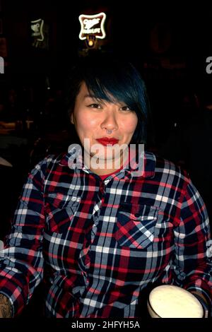 Ritratto di una bella donna asiatica che serve al bar. Cumberland Wisconsin, STATI UNITI Foto Stock