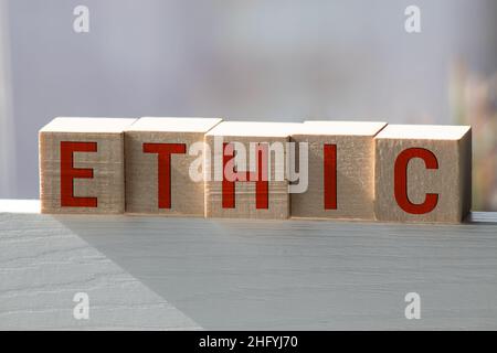 Blocchi di legno con la parola etica. La difesa, sistematizzare e consigliare i concetti di destra e di comportamenti sbagliati. La filosofia morale Foto Stock