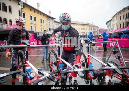 Alessandro Bremec/LaPresse 24 maggio 2021 Italia Sport Cycling giro d'Italia 2021 - edizione 104th - Stage 16 - da Sacile a Cortina D'Ampezzo nella foto: Un momento prima del via Foto Stock