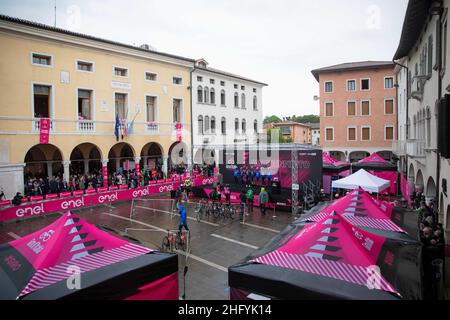 Alessandro Bremec/LaPresse 24 maggio 2021 Italia Sport Cycling giro d'Italia 2021 - edizione 104th - Stage 16 - da Sacile a Cortina D'Ampezzo nella foto: Un momento prima del via Foto Stock