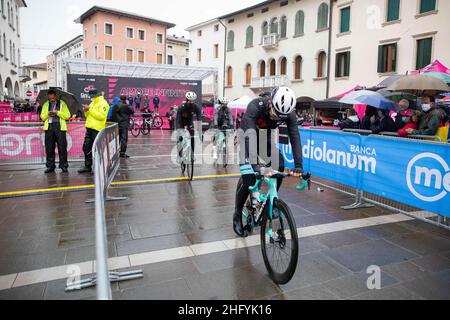 Alessandro Bremec/LaPresse 24 maggio 2021 Italia Sport Cycling giro d'Italia 2021 - edizione 104th - Stage 16 - da Sacile a Cortina D'Ampezzo nella foto: Un momento prima del via Foto Stock