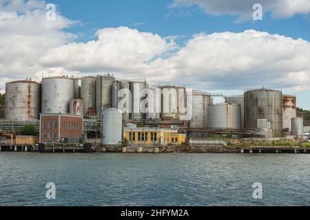 Sandefjord , Norvegia - Luglio 16 2015: Sito industriale contenente molti serbatoi per lo stoccaggio di prodotti chimici. Foto Stock