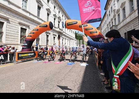 Massimo Paolone/LaPresse 27 maggio 2021 Italia Sport Cycling giro d'Italia 2021 - edizione 104th - Stage 18 - da Rovereto a Stradella nella foto: I ciclisti iniziano la gara Foto Stock