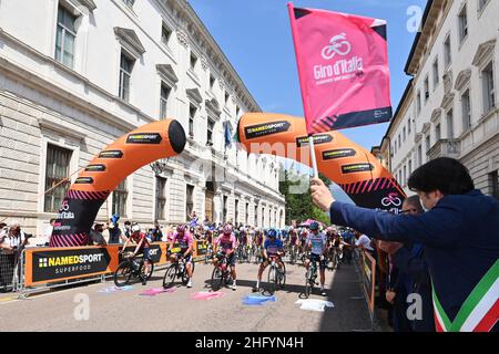 Massimo Paolone/LaPresse 27 maggio 2021 Italia Sport Cycling giro d'Italia 2021 - edizione 104th - Stage 18 - da Rovereto a Stradella nella foto: I ciclisti iniziano la gara Foto Stock