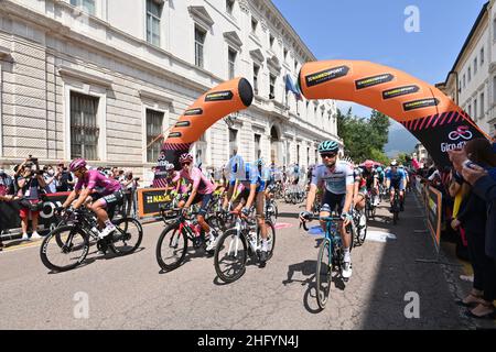 Massimo Paolone/LaPresse 27 maggio 2021 Italia Sport Cycling giro d'Italia 2021 - edizione 104th - Stage 18 - da Rovereto a Stradella nella foto: I ciclisti iniziano la gara Foto Stock