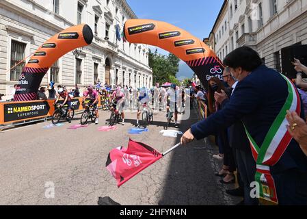 Massimo Paolone/LaPresse 27 maggio 2021 Italia Sport Cycling giro d'Italia 2021 - edizione 104th - Stage 18 - da Rovereto a Stradella nella foto: I ciclisti iniziano la gara Foto Stock