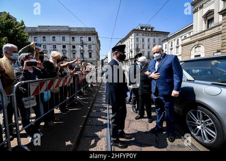 Claudio Furlan/LaPresse 28 maggio 2021 Milano, Italia News Sala funebre per Carla Fracci al Teatro la Scala nella foto: Suo marito Beppe Menegatti e il loro figlio Francesco Menegatti Foto Stock