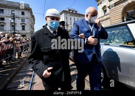 Claudio Furlan/LaPresse 28 maggio 2021 Milano, Italia News Sala funebre per Carla Fracci al Teatro la Scala nella foto: Suo marito Beppe Menegatti e il loro figlio Francesco Menegatti Foto Stock