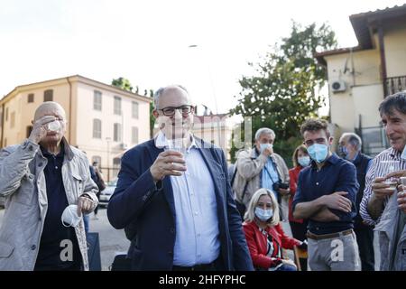 Cecilia Fabiano/ LaPresse Maggio 28 , 2021 Roma News : campagna elettorale di Roberto Gualtieri nel Pic : Roberto Gualtieri nel vicino Garbatella Foto Stock