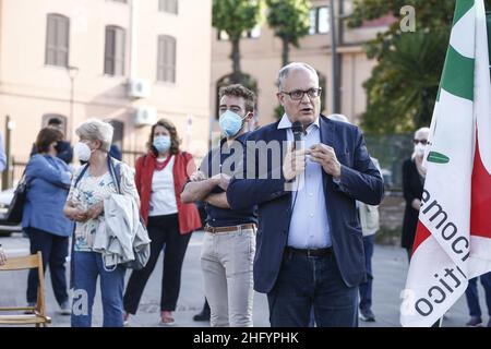 Cecilia Fabiano/ LaPresse Maggio 28 , 2021 Roma News : campagna elettorale di Roberto Gualtieri nel Pic : Roberto Gualtieri nel vicino Garbatella Foto Stock