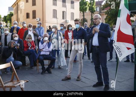 Cecilia Fabiano/ LaPresse Maggio 28 , 2021 Roma News : campagna elettorale di Roberto Gualtieri nel Pic : Roberto Gualtieri nel vicino Garbatella Foto Stock