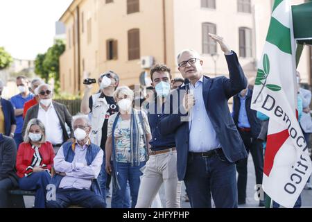 Cecilia Fabiano/ LaPresse Maggio 28 , 2021 Roma News : campagna elettorale di Roberto Gualtieri nel Pic : Roberto Gualtieri nel vicino Garbatella Foto Stock