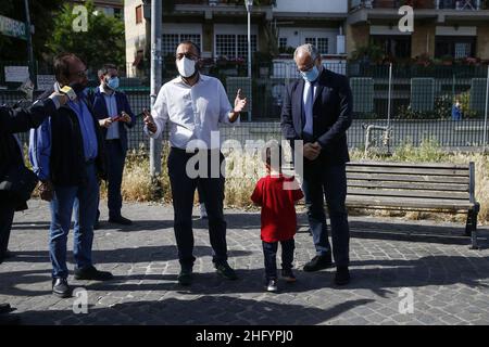 Cecilia Fabiano/ LaPresse Maggio 28 , 2021 Roma News : campagna elettorale di Roberto Gualtieri nel Pic : Roberto Gualtieri nel vicino Portuense Foto Stock