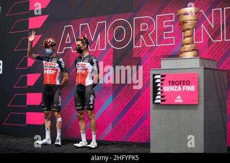 Alessandro Bremec/LaPresse 28 maggio 2021 Italia Sport Cycling giro d'Italia 2021 - edizione 104th - Stage 19 - da Abbiategrasso all'Alpe di Mera nella foto: Partenza Foto Stock