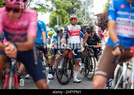 Alessandro Bremec/LaPresse 28 maggio 2021 Italia Sport Cycling giro d'Italia 2021 - edizione 104th - Stage 19 - da Abbiategrasso ad Alpe di Mera nella foto: Inizio Foto Stock