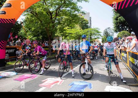 Alessandro Bremec/LaPresse 28 maggio 2021 Italia Sport Cycling giro d'Italia 2021 - edizione 104th - Stage 19 - da Abbiategrasso ad Alpe di Mera nella foto: Inizio Foto Stock