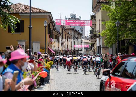 Alessandro Bremec/LaPresse 28 maggio 2021 Italia Sport Cycling giro d'Italia 2021 - edizione 104th - Stage 19 - da Abbiategrasso ad Alpe di Mera nella foto: Inizio Foto Stock