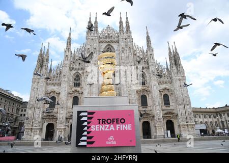 Gian Mattia D'Alberto/LaPresse 30 maggio 2021 Italia Sport Cycling giro d'Italia 2021 - edizione 104th - Stage 21 - ITT - da Senago a Milano nella foto: Trofeo senza fine di fronte al Duomo di Milano Foto Stock
