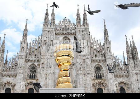Gian Mattia D'Alberto/LaPresse 30 maggio 2021 Italia Sport Cycling giro d'Italia 2021 - edizione 104th - Stage 21 - ITT - da Senago a Milano nella foto: Trofeo senza fine di fronte al Duomo di Milano Foto Stock