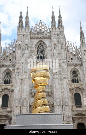 Gian Mattia D'Alberto/LaPresse 30 maggio 2021 Italia Sport Cycling giro d'Italia 2021 - edizione 104th - Stage 21 - ITT - da Senago a Milano nella foto: Trofeo senza fine di fronte al Duomo di Milano Foto Stock