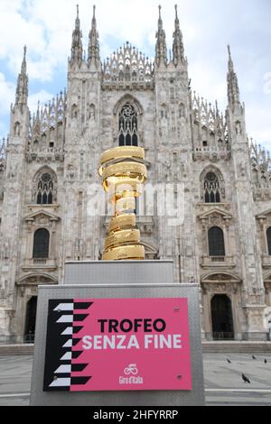 Gian Mattia D'Alberto/LaPresse 30 maggio 2021 Italia Sport Cycling giro d'Italia 2021 - edizione 104th - Stage 21 - ITT - da Senago a Milano nella foto: Trofeo senza fine di fronte al Duomo di Milano Foto Stock