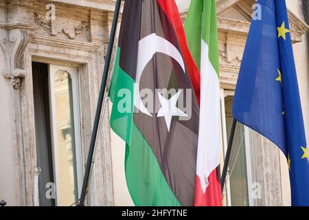 Mauro Scrobogna /LaPresse 31 maggio 2021&#xa0; Roma, Italia PoliticsPalazzo Chigi - Visita del primo Ministro della Libia nella foto: Bandiere della Libia Italia ed Europa sulla facciata del Palazzo del Governo Foto Stock