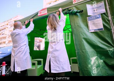 Mauro Scrobogna /LaPresse 01 giugno 2021 Roma, Italia News Coronavirus, emergenza sanitaria - iniziare la vaccinazione nelle farmacie nella foto: La prima vaccinazione johnson & johnson effettuata in farmacia nel distretto Prati Foto Stock