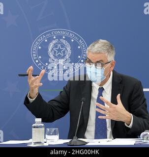 Foto Claudio Peri/POOL ANSA/LaPresse 11-06-2021 - Roma, Italia Politica Conferenza stampa di aggiornamento sulla campagna vaccinale e sull'andamento epidemiologico presso la sala polifunzionale della Presidenza del Consiglio nella foto: il portale del CTS, Silvio Brusaferro Foto Stock