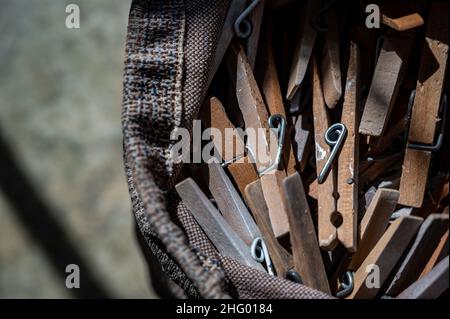 pile assortite di vecchi spilli di panni in un sacchetto utilizzato per appendere il bucato bagnato Foto Stock