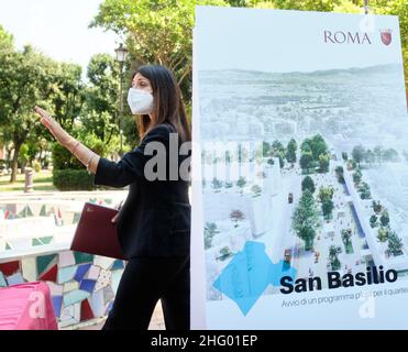 Mauro Scrobogna /LaPresse 14 giugno 2021 Roma, Italia News Presentazione del programma pilota per il rilancio di San Basilio nella foto: Virginia raggi, Sindaco di Roma, durante l'iniziativa al Parco della Balena Foto Stock