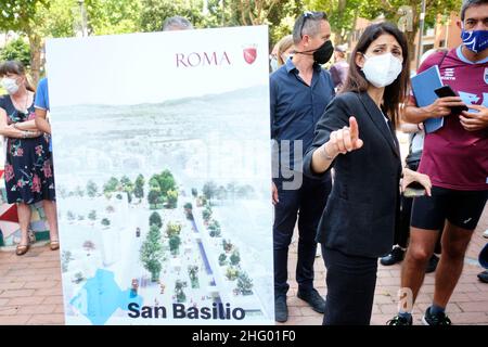 Mauro Scrobogna /LaPresse 14 giugno 2021 Roma, Italia News Presentazione del programma pilota per il rilancio di San Basilio nella foto: Virginia raggi, Sindaco di Roma, durante l'iniziativa al Parco della Balena Foto Stock