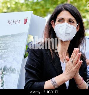 Mauro Scrobogna /LaPresse 14 giugno 2021 Roma, Italia News Presentazione del programma pilota per il rilancio di San Basilio nella foto: Virginia raggi, Sindaco di Roma, durante l'iniziativa al Parco della Balena Foto Stock