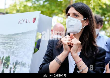 Mauro Scrobogna /LaPresse 14 giugno 2021 Roma, Italia News Presentazione del programma pilota per il rilancio di San Basilio nella foto: Virginia raggi, Sindaco di Roma, durante l'iniziativa al Parco della Balena Foto Stock