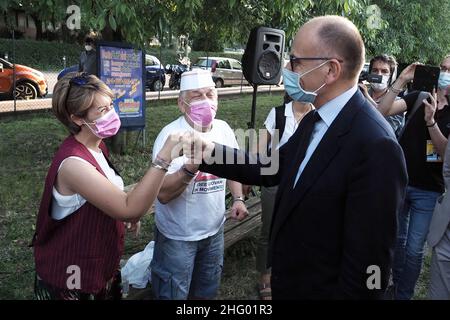 Michele Nucci/LaPresse 15 giugno 2021 - Bologna, Italia - News nella foto: Il segretario nazionale del Partito democratico Enrico letta insieme al candidato sindaco di Bologna Matteo Lepore alla cena di finanziamento del partito al parco "Cevenini" nel quartiere Borgo Panigale Foto Stock