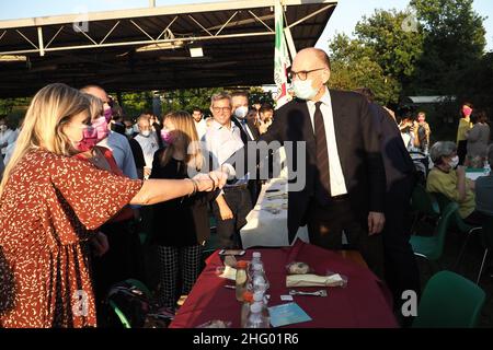 Michele Nucci/LaPresse 15 giugno 2021 - Bologna, Italia - News nella foto: Il segretario nazionale del Partito democratico Enrico letta insieme al candidato sindaco di Bologna Matteo Lepore alla cena di finanziamento del partito al parco "Cevenini" nel quartiere Borgo Panigale Foto Stock