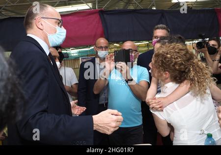 Michele Nucci/LaPresse 15 giugno 2021 - Bologna, Italia - News nella foto: Il segretario nazionale del Partito democratico Enrico letta insieme al candidato sindaco di Bologna Matteo Lepore alla cena di finanziamento del partito al parco "Cevenini" nel quartiere Borgo Panigale Foto Stock