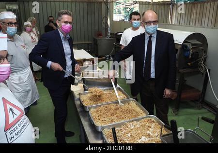 Michele Nucci/LaPresse 15 giugno 2021 - Bologna, Italia - News nella foto: Il segretario nazionale del Partito democratico Enrico letta insieme al candidato sindaco di Bologna Matteo Lepore alla cena di finanziamento del partito al parco "Cevenini" nel quartiere Borgo Panigale Foto Stock