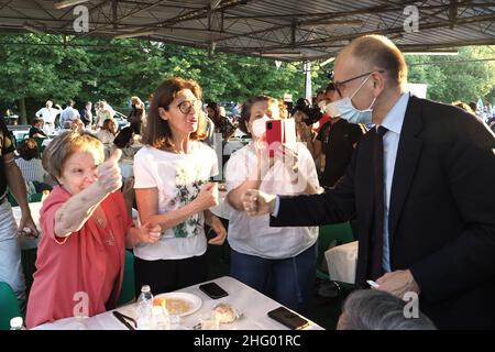 Michele Nucci/LaPresse 15 giugno 2021 - Bologna, Italia - News nella foto: Il segretario nazionale del Partito democratico Enrico letta insieme al candidato sindaco di Bologna Matteo Lepore alla cena di finanziamento del partito al parco "Cevenini" nel quartiere Borgo Panigale Foto Stock