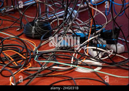 Berlino, Germania. 12th Dic 2021. Numerosi cavi si incastrano sul pavimento, presi alla Green Party Conference. Credit: Monika Skolimowska/dpa-Zentralbild/dpa/Alamy Live News Foto Stock