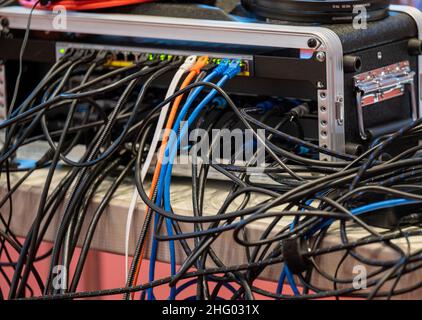 Berlino, Germania. 12th Dic 2021. Numerosi cavi sono collegati a un dispositivo, presi alla Green Party Conference. Credit: Monika Skolimowska/dpa-Zentralbild/dpa/Alamy Live News Foto Stock