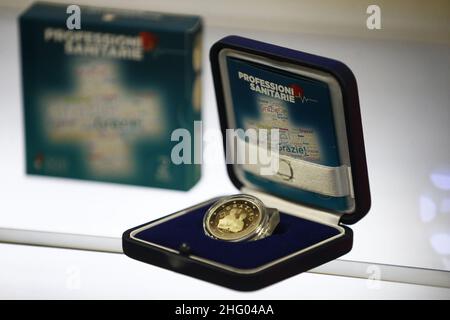 Cecilia Fabiano/ LaPresse Giugno 22 , 2021 Roma News : Presentazione al Museo della Zecca di Roma della moneta d'argento dedicata alle professioni sanitarie, emessa dal MEF e coniata dalla Zecca italiana come parte della Collezione Numismatica 2021 nel pic : la moneta Foto Stock