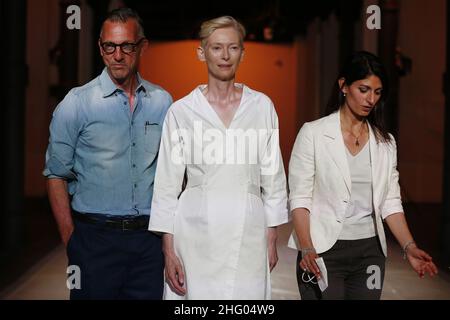 Cecilia Fabiano/ LaPresse Giugno 24 , 2021 Roma News : Presentazione della manifestazione Embodyng Pasolini al Mattatoio con Tilda Swinton e Olivier Saillard nella foto : Tilda Swinton , Olivier Saillard , Virginia raggi Foto Stock