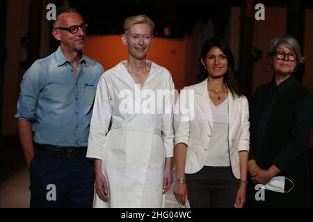 Cecilia Fabiano/ LaPresse Giugno 24 , 2021 Roma News : Presentazione della manifestazione Embodng Pasolini al Mattatoio con Tilda Swinton e Olivier Saillard nella foto : Tilda Swinton , Olivier Saillard , Virginia raggi , Clara Tosi Pamphili Foto Stock