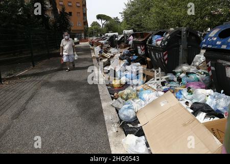 Cecilia Fabiano/ LaPresse Giugno 25 , 2021 Roma (Italia) News : emergenza rifiuti a Roma nel Pic : bidoni pieni tra i quartieri di Pigneto e Torpignattara Foto Stock