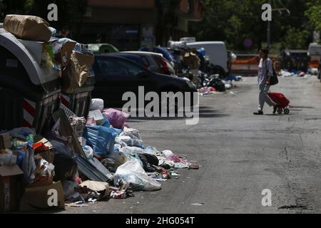 Cecilia Fabiano/ LaPresse Giugno 25 , 2021 Roma (Italia) News : emergenza rifiuti a Roma nel Pic : bidoni pieni tra i quartieri di Pigneto e Torpignattara Foto Stock