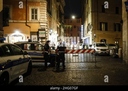 Cecilia Fabiano/ LaPresse Luglio 03 , 2021 Roma (Italia) Notizie : tifosi di calcio inglese a Roma per Euro 2020 nel Pic : punto di controllo intorno a campo de Fiori Foto Stock