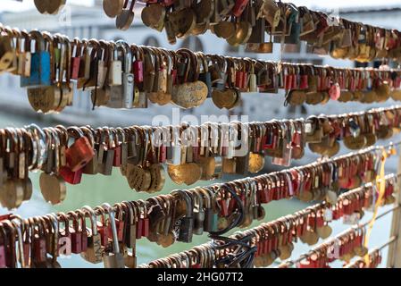 Lubiana, Slovenia - 15 luglio 2021: Lucchetti sul Ponte dei macellai nella capitale della Slovenia, passerella che attraversa il fiume Lubiana a Lubiana Foto Stock